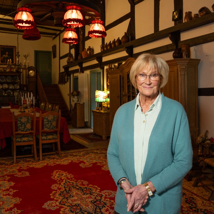 Porträt der Kunstglaserin und Glasmalerin Ingrid Heuchel im Eingangsbereich des Kreativhofes Bellersen e.V. (vergrößerte Bildansicht wird geöffnet)