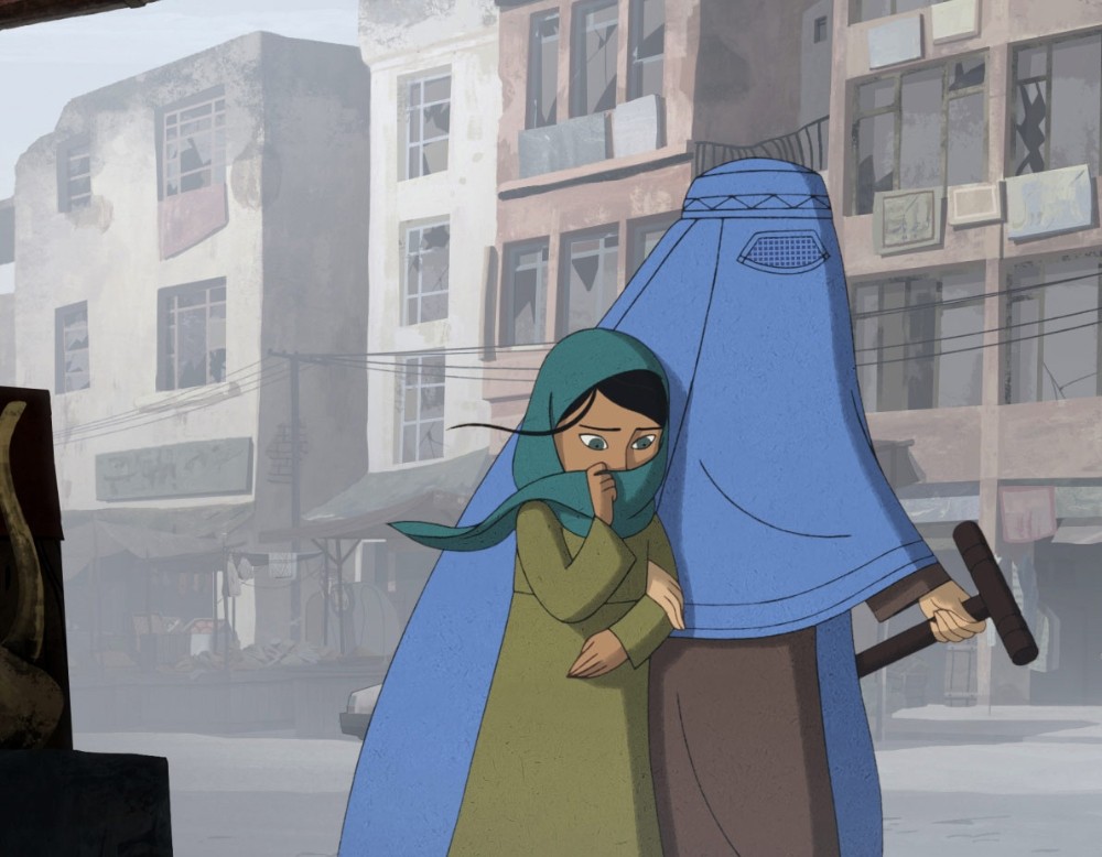 Ein Mädchen und eine Frau in traditioneller muslimischer Kleidung gehen durch die Stadt.