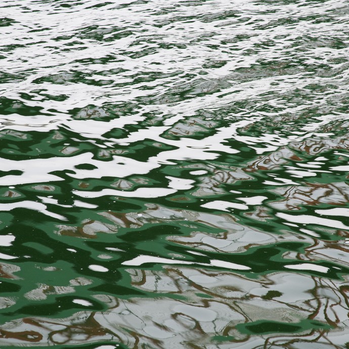 Nahaufnahme des Wassers des Rhein-Herne-Kanals (vergrößerte Bildansicht wird geöffnet)