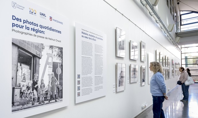 Blick in die Ausstellung „Des Photos quotidiennes pour la région / Täglich Bilder fürs Revier“