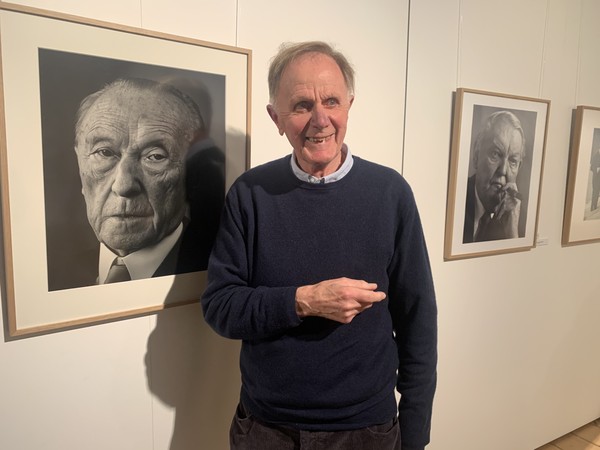 Der Fotograf Engelbert Reineke vor zwei seiner Bilder, die im Museum Burg Vischering ausgestellt wurden