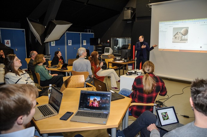 Im Foto-Studio des LWL-Medienzentrums: Workshop „Es werde Bild: Die Praxis bildgenerierender KI“