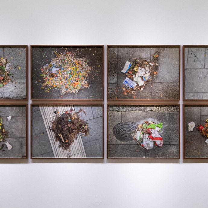 Installation von Esra Ersen in ihrer Ausstellung „A Possible History III“. (vergrößerte Bildansicht wird geöffnet)