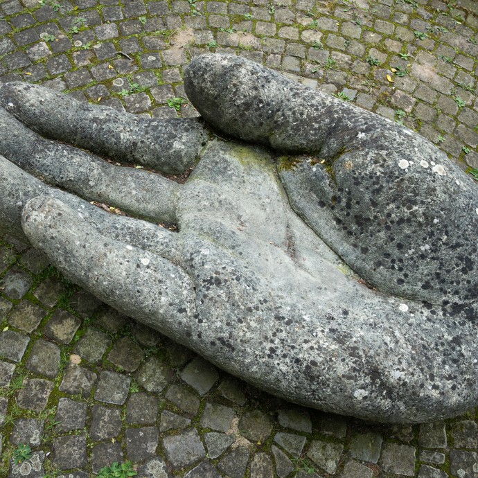 Skulptur „Nimm Platz auf meiner Hand" von Ulrich Rothmund im Baumberger Sandsteinmuseum in Havixbeck (vergrößerte Bildansicht wird geöffnet)