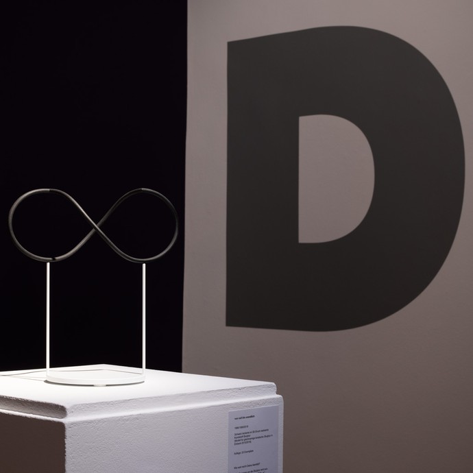 Ausstellungsobjekt „Von Null bis Unendlich“ von Timm Ulrichs (vergrößerte Bildansicht wird geöffnet)