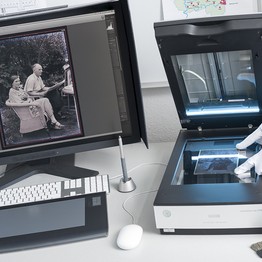 Digitalisierung eines 70 Jahre alten Glasnegativs mittels Scanner zur Aufnahme in die Bilddatenbank des Bildarchivs © LWL-Medienzentrum für Westfal