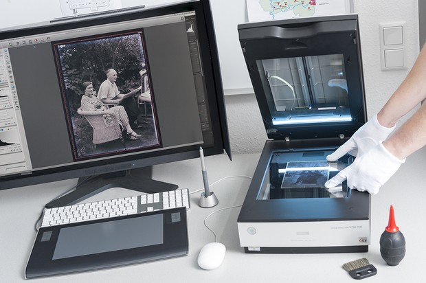 Digitalisierung einer 70 Jahre alten Negativ-Glasplatte mit einem Durchlicht-Scanner und Bildbearbeitungssoftware am PC