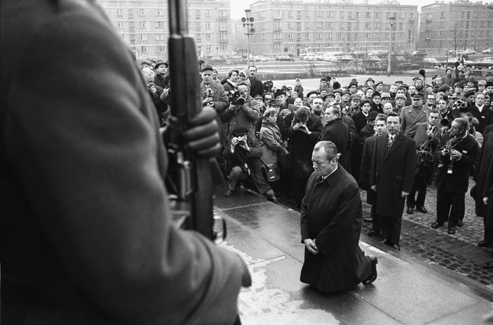 Schwarz-weiß Fotografie: Willy Brandts Kniefall vor dem Mahnmal des Warschauer Ghettos (Warschau, 1970).