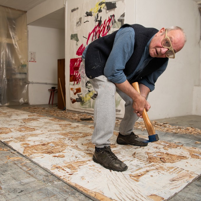 Andreas Rosenthal bei der Bearbeitung einer Holzplatte in seinem Atelier (vergrößerte Bildansicht wird geöffnet)