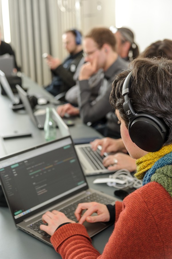 Viel Technik und konzentrierte Gesichter im Workshop „Stimme der Kultur: Voicebots und KI im Museum“