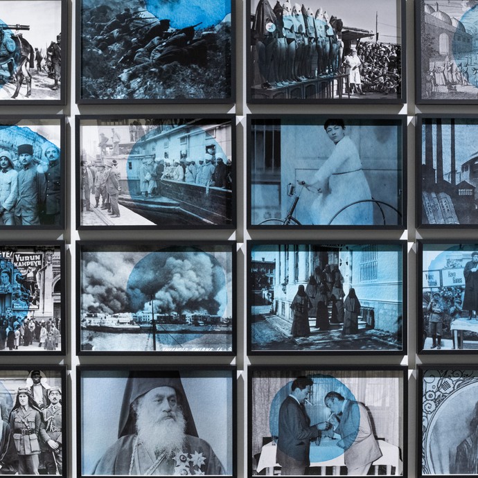 Installation von Esra Ersen in ihrer Ausstellung „A Possible History III“. (vergrößerte Bildansicht wird geöffnet)