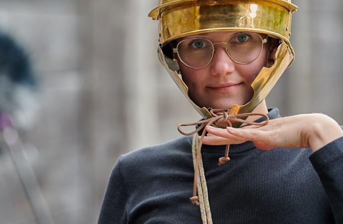 Moderatorin Franziska Kirchner mit römischem Helm