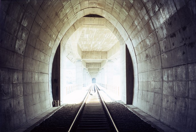 Der Blick aus dem Tunnel auf die untere Etage der Listertalbrücke, auf welcher die Eisenbahn den Seitenarm der Bigge zur Lister überquert. Der Blick aus dem Tunnel auf die untere Etage der Listertalbrücke, auf welcher die Eisenbahn den Seitenarm der Bigge zur Lister überquert.
