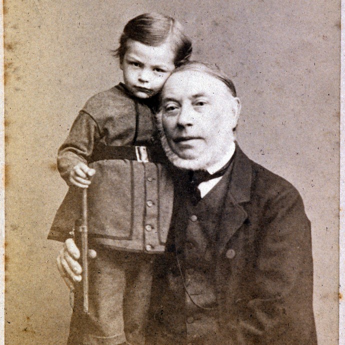 Der Münsteraner Fotograf Friedrich Hundt mit Enkel Tono?, Sohn seiner Tochter Sophia © LWL-Medienzentrum für Westfalen (vergrößerte Bildansicht wird geöffnet)