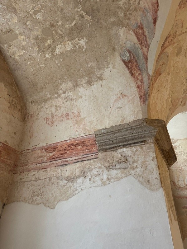 Detail Säulenkapitell und Wandmalerei und Johanneschor Detail Säulenkapitell und Wandmalerei und Johanneschor