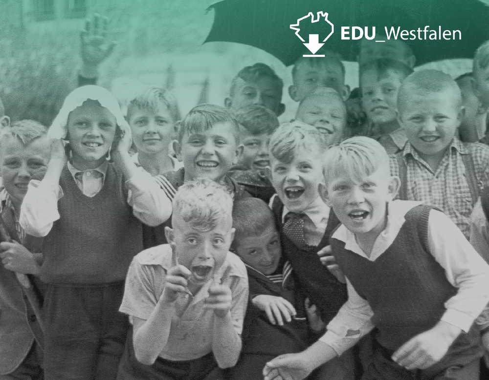Die historische schwarz-weiß Fotografie zeigt eine Grupe von Kindern.