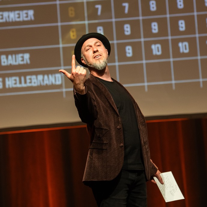 Marian Heuser beim „Best of Poetry Slam Oberhausen“ am 19.03.2024 im Ebertbad (vergrößerte Bildansicht wird geöffnet)