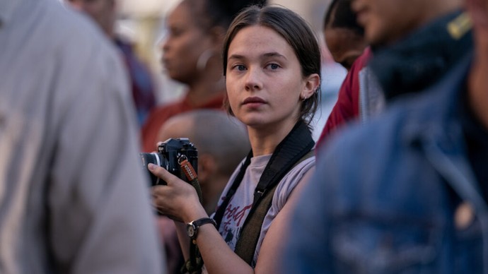 Filmstill aus Civil War: Die angehende Fotojournalistin Jessie Cullen (Cailee Spaeny) in Alex Garlands düsterer Zukunftsvision