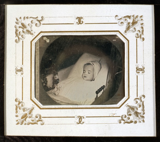 Helene von Landsberg in ihrem Totenbettchen, Foto: Friedrich Hundt © LWL-Medienzentrum für Westfalen