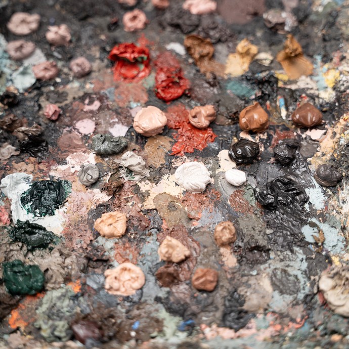 Detailaufnahme der Mischpalette des Malers Wolfgang Kessler (vergrößerte Bildansicht wird geöffnet)