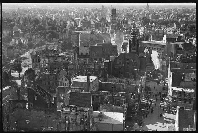 Blick auf den Prinzipalmarkt, Bildmitte Stadthausturm, dahinter Turm St. Ludgeri-Kirche, fotografiert vom Turm der Lambertikirche, Münster, ca. 1947