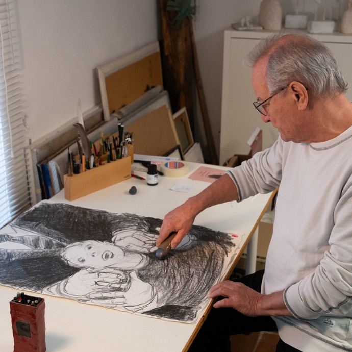 Peter Bucker erstellt eine Zeichnung mit einem Graphitstift. (vergrößerte Bildansicht wird geöffnet)