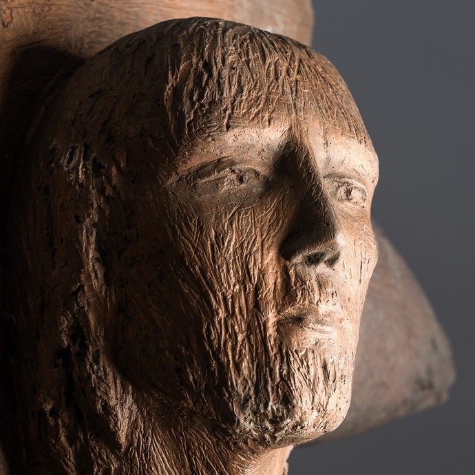 Detailaufnahme der Großplastik „Auferstandener Christus“ von Nina Koch auf dem Gadderbaumer Friedhof (vergrößerte Bildansicht wird geöffnet)