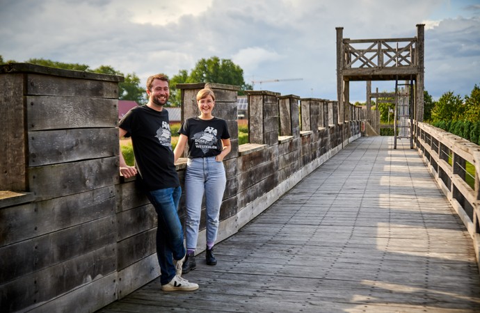 Franzi und Fabian auf der rekonstruierten Wehranlage