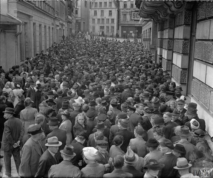 Schwarzweißfoto: Menschenmenge vor dem Kino Scala in Minden am 19.5.1945