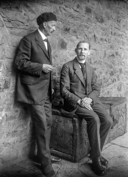 Richard Schirrmann (stehend, links) und Wilhelm Münker (sitzend, rechts), die Gründerväter des Deutschen Jugendherbergswerks, Burg Altena, um 1912.