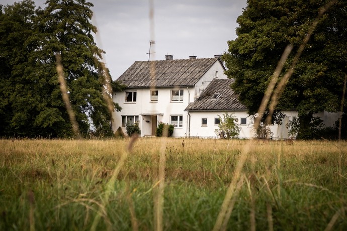 Außenansicht des Aussiedlerhofs der Familie Brandenburg