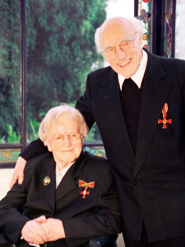 Anna Schweppe und Hermann Scheipers 2002 bei der Verleihung des Verdienstordens der Bundesrepublik Deutschland