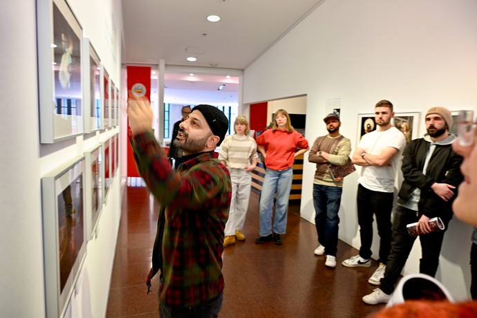 Emad Daood mit angehenden Fotografinnen und Fotografen in der Galerie des Stadtmuseums Münster