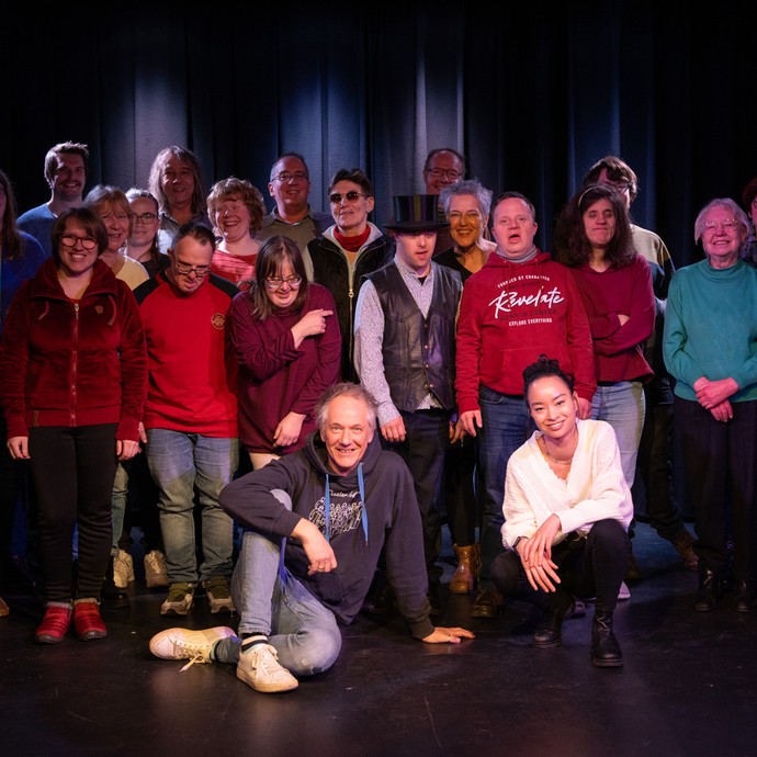 Unterhaltungskünstler Axel Thiemann mit dem Ensemble des integrativen Theaters „Bunte Socken“ in Witten (vergrößerte Bildansicht wird geöffnet)