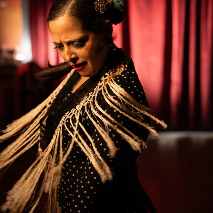 Carmen López beim Flamenco tanzen mit dem „Mantón de Manila“ (Umhängetuch) in der Tanzschule Salsomania (vergrößerte Bildansicht wird geöffnet)
