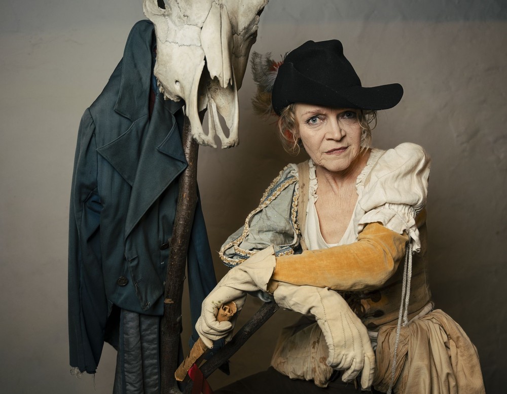 Schauspielerin und Sprecherin Jutta Seifert als Courasche in dem Stück „Die Courasche“, aufgeführt in der Niedermühle Büren