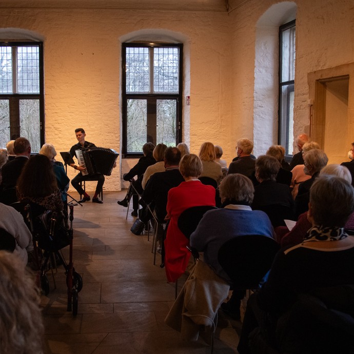 Akkordeonist Pavel Efremov in der Kolvenburg in Billerbeck. (vergrößerte Bildansicht wird geöffnet)