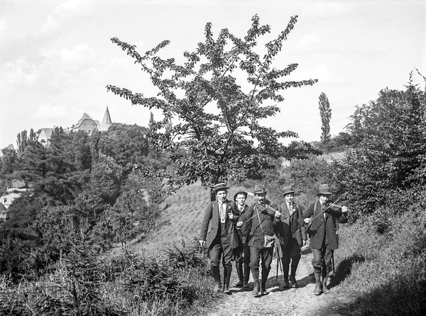 Richard Schirrmann mit vier jungen Wanderern bei Schloss Hohenlimburg, um 1912.
Titelmotiv des Bildbandes „Wanderwelten“.