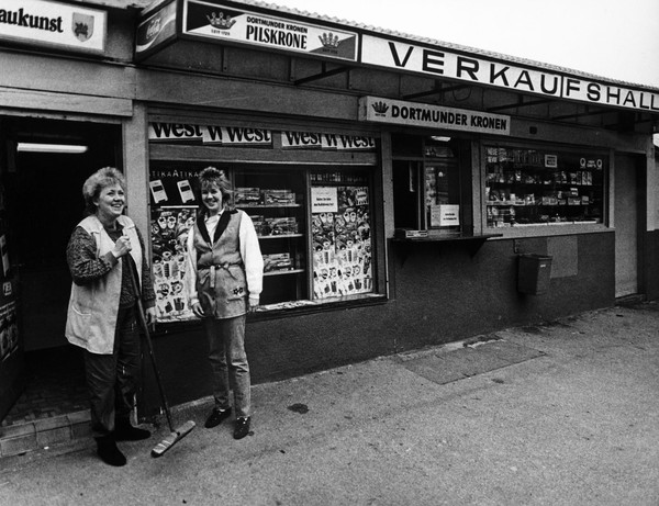 Trinkhalle der Familie Bartsch, Hallesche Straße 20 in Dortmund - Frau Bartsch (links) beim Fegen, 1986.