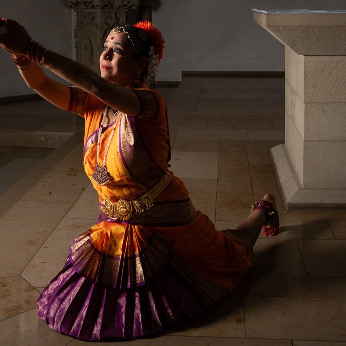 Kulkānti Barboza tanzt den Odissi, einen traditionellen indischen Tanz. (vergrößerte Bildansicht wird geöffnet)