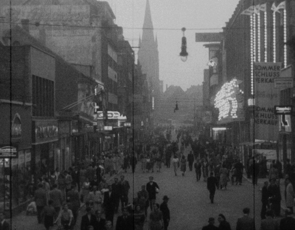 Ein Dampfschiff auf einem Binnenkanal