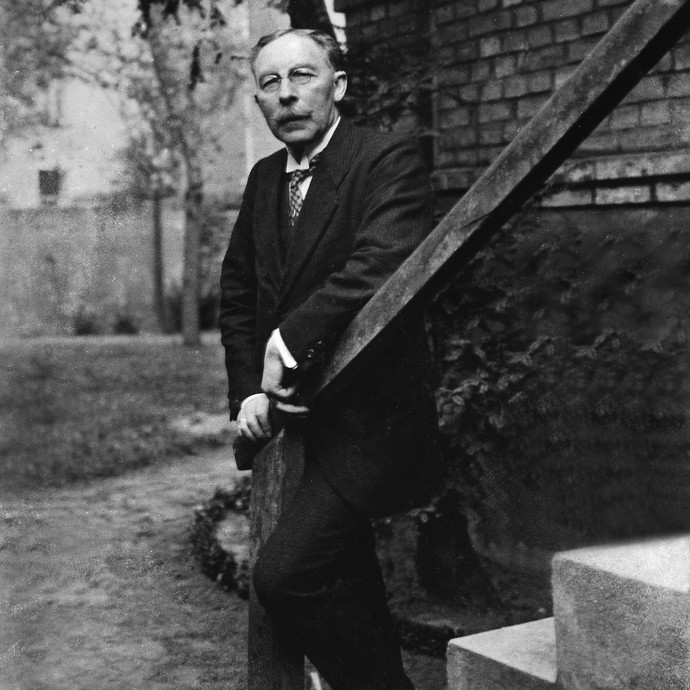 Dr. Joseph Schäfer 1926 vor seinem Alterswohnsitz in Münster, Lehrer und engagierter Heimatkundler in Recklinghausen © LWL-Medienzentrum für Westfalen (vergrößerte Bildansicht wird geöffnet)