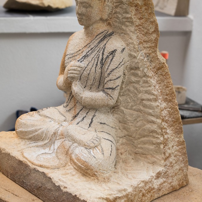 Im entstehen begriffene Buddaskulptur aus Baumberger Sandstein von Ulrich Rothmund (vergrößerte Bildansicht wird geöffnet)