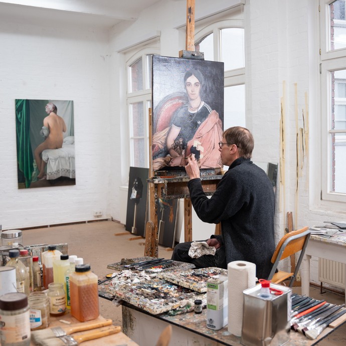Maler Wolfgang Kessler bei der Arbeit an seinem Werk "Antonia" in seinem Atelier in Detmold (vergrößerte Bildansicht wird geöffnet)
