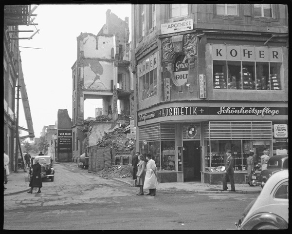 Blick in die Antonsgasse, Eckhaus rechts Schildergasse, Parfümerie und Drogerie, Köln, ca. 1949