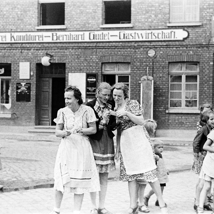 Nach der Durchfahrt eines SS-Truppenverbandes: Frauen lesen abgeworfene Namenszettel der Soldaten, Böckenhoff © LWL-Medienzentrum für Westfalen (vergrößerte Bildansicht wird geöffnet)