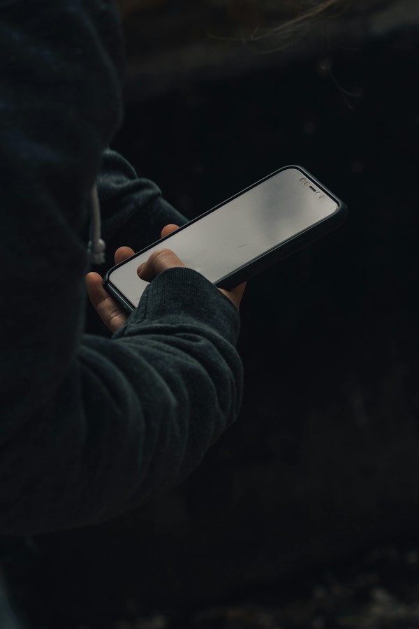 Person tippt auf Smartphone