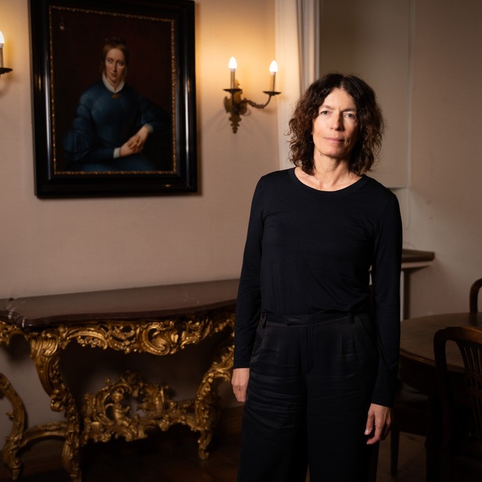 Porträt der Autorin Anne Weber im Museum der Burg Hülshoff (vergrößerte Bildansicht wird geöffnet)