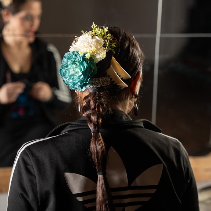 Nahaufnahme des Haarschmucks der Flamencotänzerin und Tanzlehrerin Carmen López (vergrößerte Bildansicht wird geöffnet)