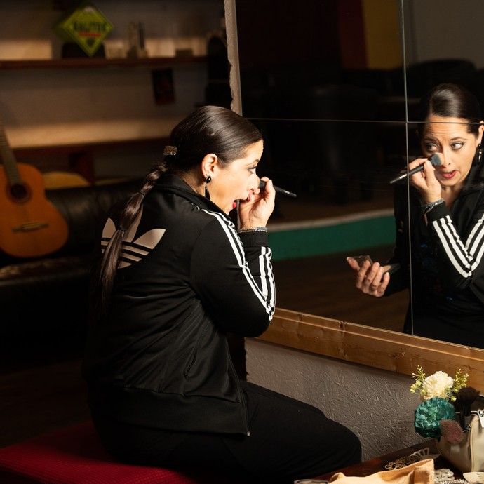 Flamencotänzerin und Tanzlehrerin Carmen López trägt in der Tanzschule Salsomania in Münster Make-up auf (vergrößerte Bildansicht wird geöffnet)